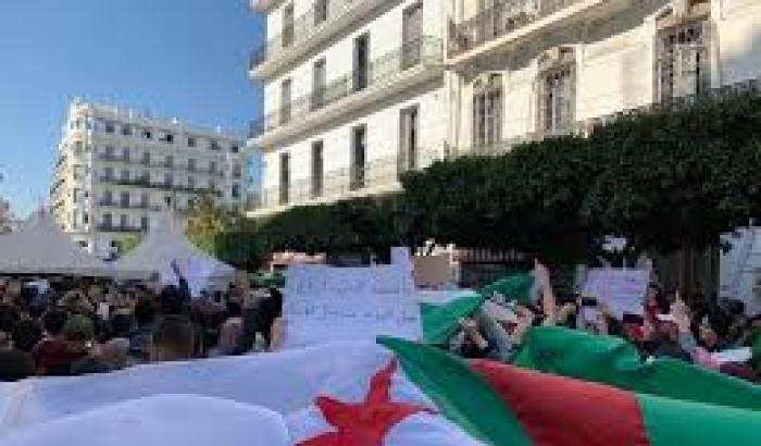 La piazza agli studenti. L'esercito si erge a «garante della stabilità»