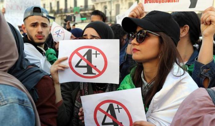 Bouteflika rinvia le elezioni e promette di non candidarsi