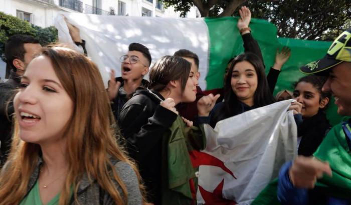 La piazza boccia le decisioni di Bouteflika