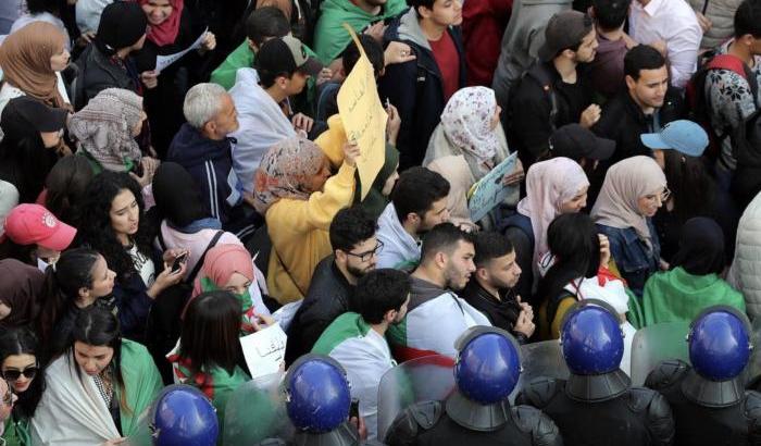 Gli algerini respingono i trucchi del «clan»