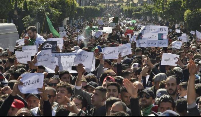 La rivolta pacifica dei giovani spiazza il potere
