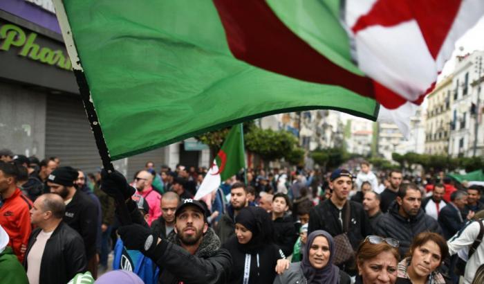 I manifestanti respingono la via indicata dall'esercito