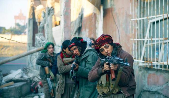 Le curde e i curdi combattono anche per noi