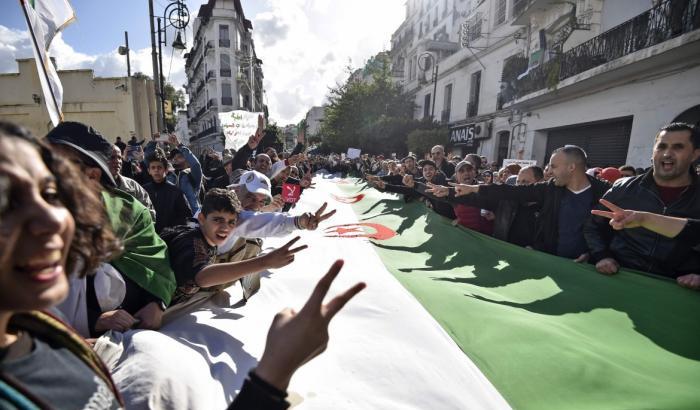 La rivoluzione del sorriso e la farsa delle elezioni