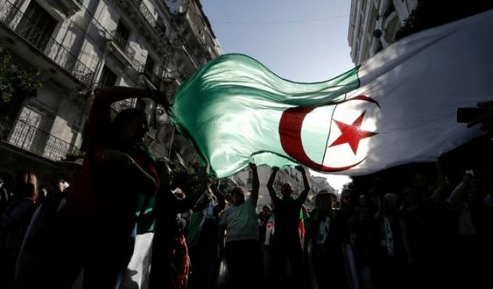 La creatività espressa negli slogan e negli striscioni delle manifestazioni dell’hirak